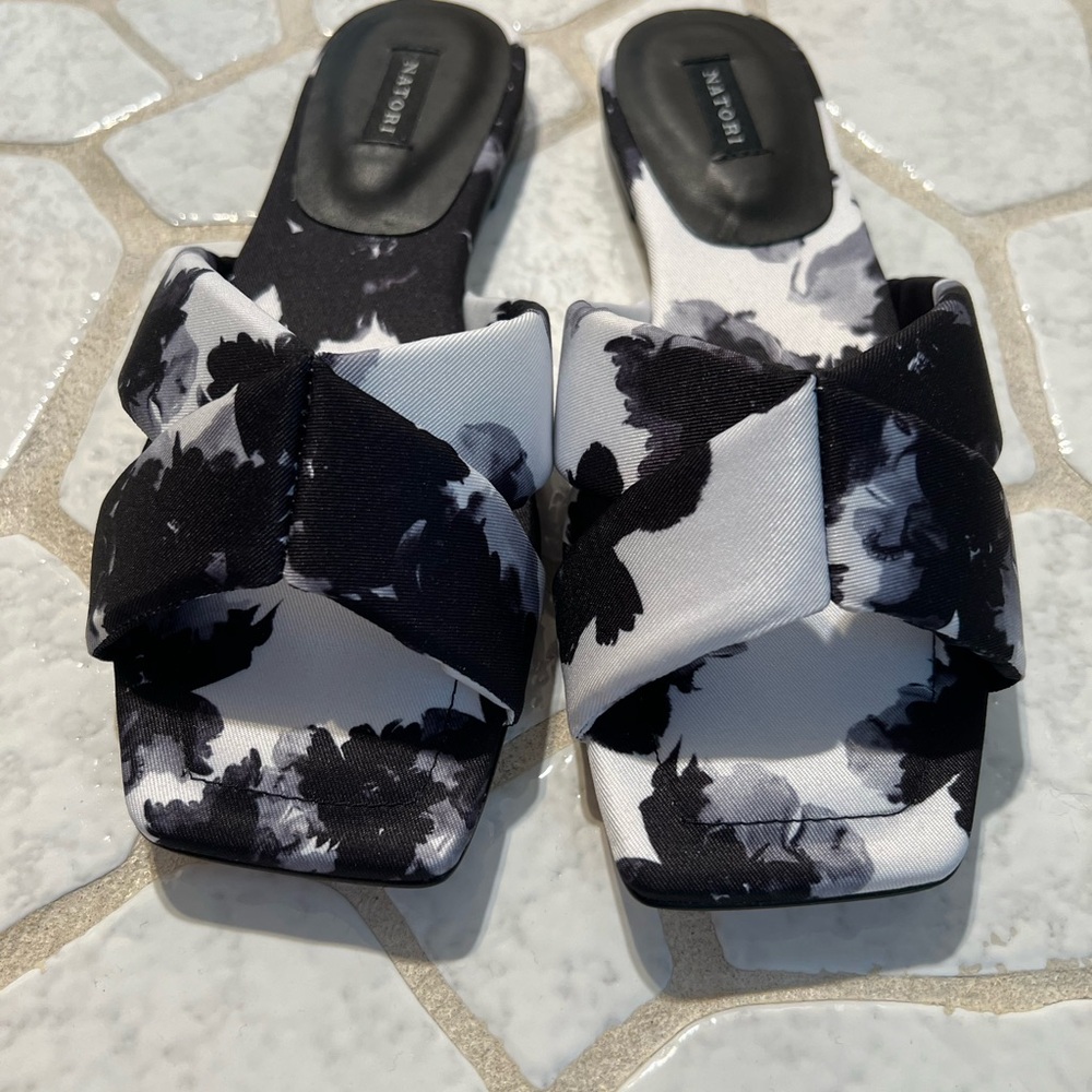 Natori Black and White Sandals Sleek Slip-On Design
